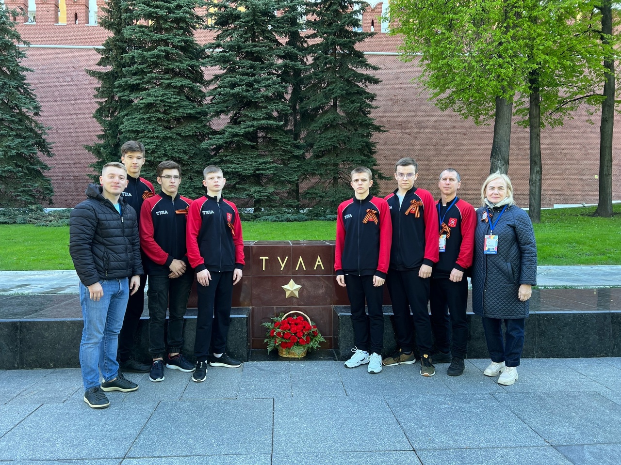 В Александровском саду делегации Городов-Героев возложили цветы к стелам у  Кремлевской стены — Управление физической культуры и спорта администрации  города Тулы